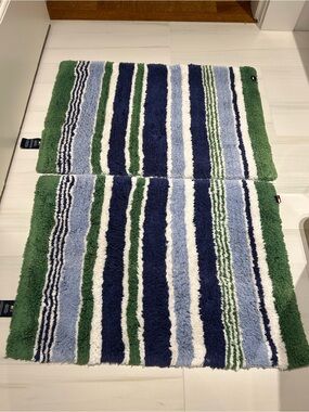 Tommy Hilfiger striped bath mats set